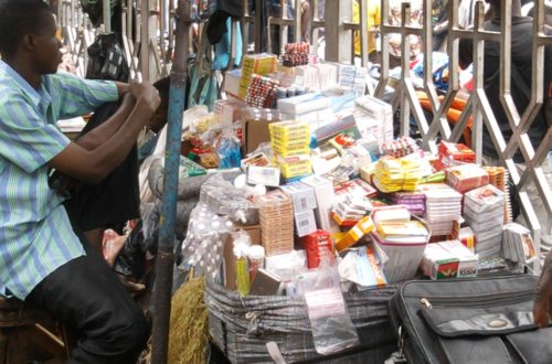 Article : La pharmacie par terre, un danger quotidien à Bamako